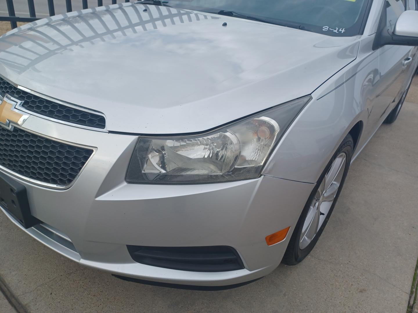 2013 SILVER Chevrolet Cruze 2LT (1G1PE5SB7D7) with an Turbocharged Gas I4 1.4L engine, 6-Speed Automatic transmission, located at 2001 E. Lancaster, Ft. Worth, 76103, (817) 336-7000, 32.746181, -97.301018 - Photo#4